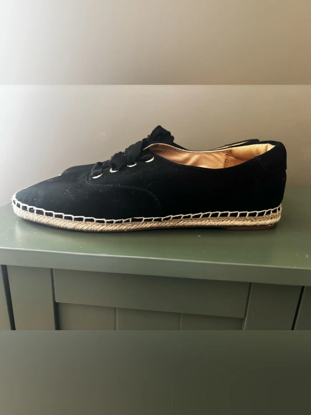VIONIC Black Sandy Espadrille Laced Flats Women’s Size 8.5 Gold Accents EUC